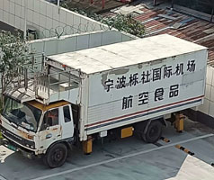 公司售服對機場中央廚房系統(tǒng)冷卻用冷水機進(jìn)行回訪，發(fā)現(xiàn)風(fēng)險，解決問題